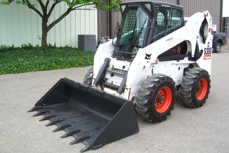 Мини-погрузчик BobCat S-300